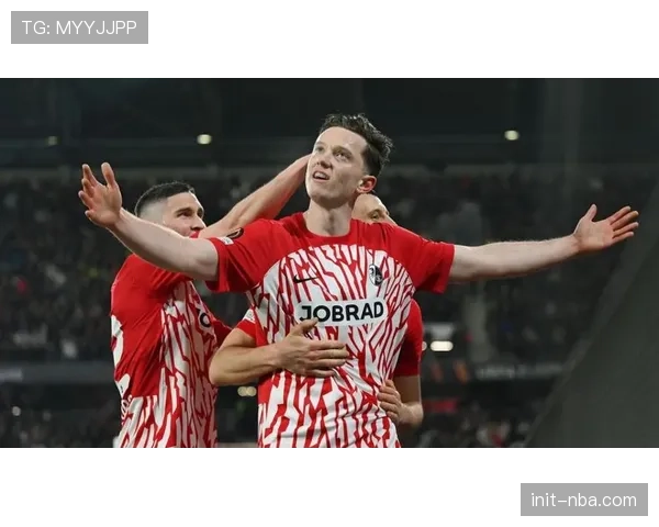 特写镜头：弗赖堡老将金特尔完成职业生涯第400场德甲后接受全场致敬。