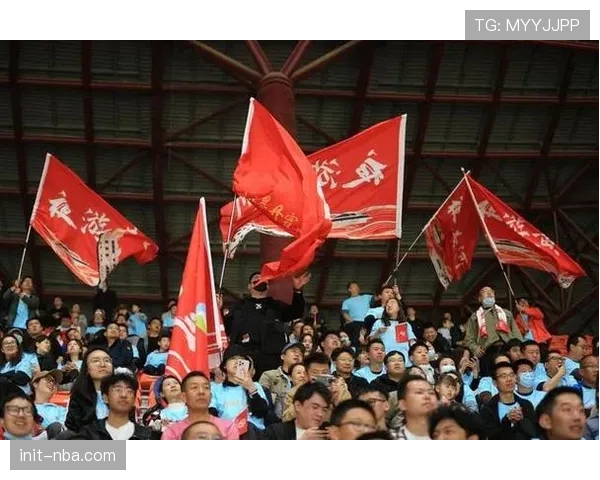 现场直击：看台上两队球迷的助威比拼成为另一道风景